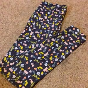 LuLaRoe one size flower and heart leggings